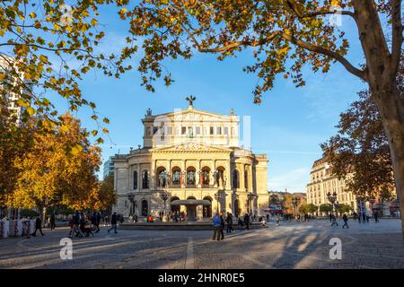 Fassade des Opernhauses "alte Oper Frankfurt" (alte Oper) mit der Aufschrift "dem wahren schönen guten guten gut", auf Englisch übersetzt) Stockfoto