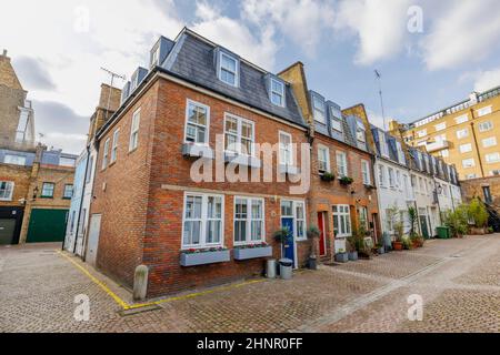 Gepflasterte Straßen und viktorianische Häuser in Kendrick Mews in South Kensington, London SW7, ehemaliges Atelier und Heim des Malers Francis Bacon Stockfoto