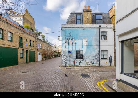 Wandbild einer Skiszene und eines Sessellifts sowie Francis Bacon-Portrait an der Kreuzung von Kendrick Mews und Reece Mews in South Kensington, London SW7 Stockfoto