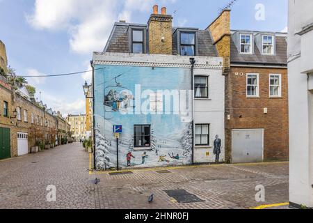 Wandbild einer Skiszene und eines Sessellifts sowie Francis Bacon-Portrait an der Kreuzung von Kendrick Mews und Reece Mews in South Kensington, London SW7 Stockfoto