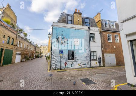 Wandbild einer Skiszene und eines Sessellifts sowie Francis Bacon-Portrait an der Kreuzung von Kendrick Mews und Reece Mews in South Kensington, London SW7 Stockfoto