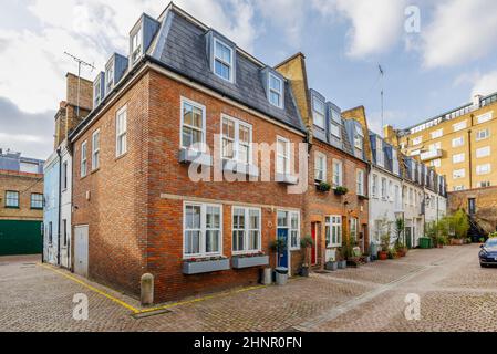 Gepflasterte Straßen und viktorianische Häuser in Kendrick Mews in South Kensington, London SW7, ehemaliges Atelier und Heim des Malers Francis Bacon Stockfoto