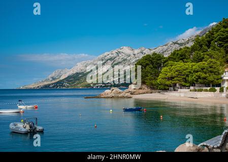 Einsamer Strand mit Booten in Brela an der Makarska Riviera in Kroatien. Stockfoto