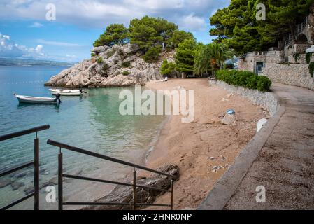 Einsamer Strand mit Booten in Brela an der Makarska Riviera in Kroatien. Stockfoto