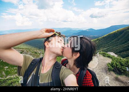 Luftaufnahme des Great Green Ridge. Guy und Girl stehen auf einem großen Hügel vor dem Hintergrund einer riesigen Berglandschaft Stockfoto