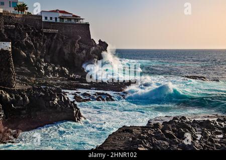 Vulkanisches Gestein in Playa San Juan auf Teneriffa. Stockfoto