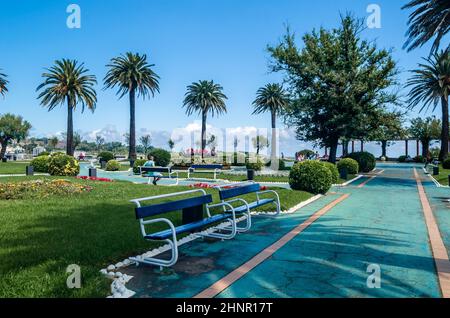 SANTANDER, SPANIEN - 9. JULI 2021: Blick vom Piquio-Garten, einem Park in Santander, Spanien, neben dem Strand Sardinero Stockfoto