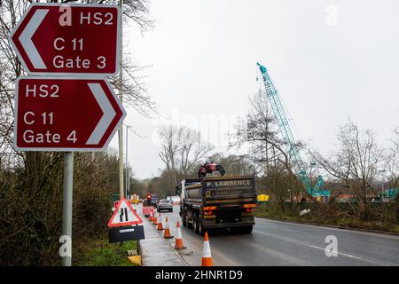 Harefield, Großbritannien. 16th. Februar 2022. Aufgrund der Bauarbeiten für die Hochgeschwindigkeitsstrecke HS2 steht der Verkehr auf der Moorhall Road an. Die Route HS2 wird über das Viadukt von Colne Valley, die längste Eisenbahnbrücke Großbritanniens, Wasserstraßen und Seen im Colne Valley Regional Park überqueren. Kredit: Mark Kerrison/Alamy Live Nachrichten Stockfoto