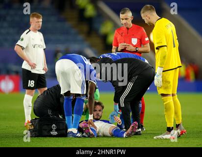 James Maddison von Leicester City wird nach dem Zusammenbruch während des UEFA Europa Conference League Playoff 1st Leg im King Power Stadium, Leicester, überprüft. Bilddatum: Donnerstag, 17. Februar 2022. Stockfoto