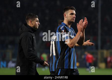 Bergamo, Italien, 17th. Februar 2022. Berat Djimsiti von Atalanta applaudiert den Fans nach dem letzten Pfiff des Spiels der UEFA Europa League im Gewiss-Stadion in Bergamo. Bildnachweis sollte lauten: Jonathan Moscrop / Sportimage Stockfoto