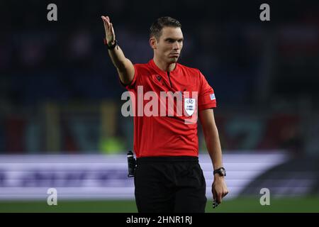 Bergamo, Italien, 17th. Februar 2022. Der Schweizer Schiedsrichter Sandro Scharer reagiert während des Spiels der UEFA Europa League im Gevisstadion in Bergamo. Bildnachweis sollte lauten: Jonathan Moscrop / Sportimage Stockfoto