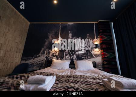 Hotelzimmer. Holzoberfläche. Wunderschöne, schöne Innenausstattung Stockfoto