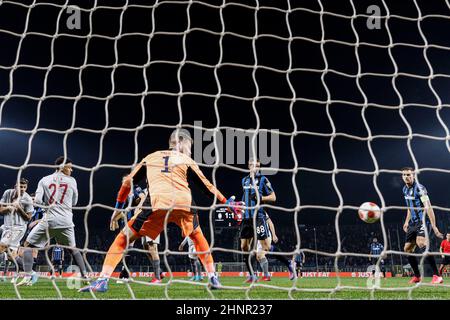 Gewiss Stadium, Bergamo, Italien, 17. Februar 2022, Tomas Vaclik (Olympiacos FC) beobachtet den Ball ins Netz. Tor von Berat Djimsiti (Atalanta BC) während des Spiels Atalanta BC gegen Olympiakos - Fußball Europa League Stockfoto