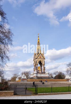 Das neugotische Albert Memorial in Kensington Gardens, City of Westminster, London W2, das an einem Nachmittag im Winter von Kensington Gore aus gesehen wird Stockfoto