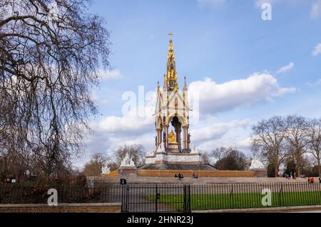 Das neugotische Albert Memorial in Kensington Gardens, City of Westminster, London W2, das an einem Nachmittag im Winter von Kensington Gore aus gesehen wird Stockfoto