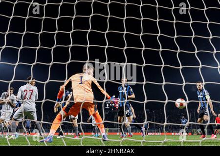 Bergamo, Italien. 17th. Februar 2022. Tomas Vaclik (Olympiacos FC) beobachtet den Ball ins Netz. Tor von Berat Djimsiti (Atalanta BC) während Atalanta BC gegen Olympiakos, Fußball Europa League Spiel in Bergamo, Italien, Februar 17 2022 Quelle: Independent Photo Agency/Alamy Live News Stockfoto