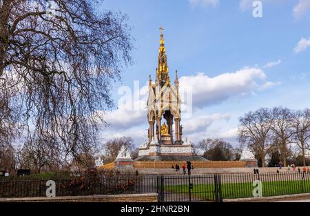 Das neugotische Albert Memorial in Kensington Gardens, City of Westminster, London W2, das an einem Nachmittag im Winter von Kensington Gore aus gesehen wird Stockfoto