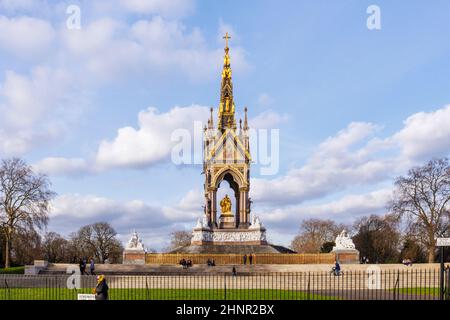 Das neugotische Albert Memorial in Kensington Gardens, City of Westminster, London W2, das an einem Nachmittag im Winter von Kensington Gore aus gesehen wird Stockfoto