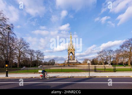 Das neugotische Albert Memorial in Kensington Gardens, City of Westminster, London W2, das an einem Nachmittag im Winter von Kensington Gore aus gesehen wird Stockfoto