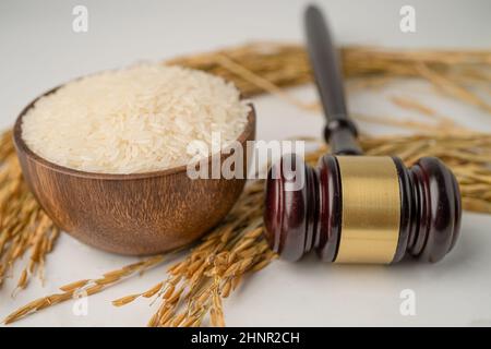 Beurteilen Sie den Hammer mit gutem Getreidreis von der landwirtschaftlichen Farm. Gesetz und Gericht Konzept. Stockfoto