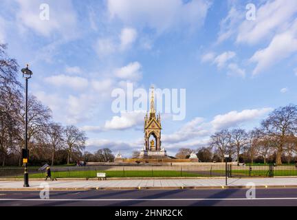 Das neugotische Albert Memorial in Kensington Gardens, City of Westminster, London W2, das an einem Nachmittag im Winter von Kensington Gore aus gesehen wird Stockfoto