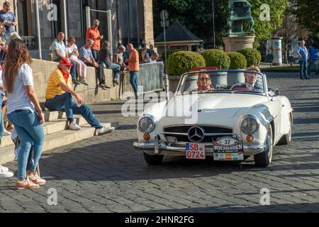 Der mercedes Benz 190 SL erreicht nach einer Herausforderung im Rheingau das Endziel der Oldtimerallee Wiesbaden in Wiesbaden. Stockfoto