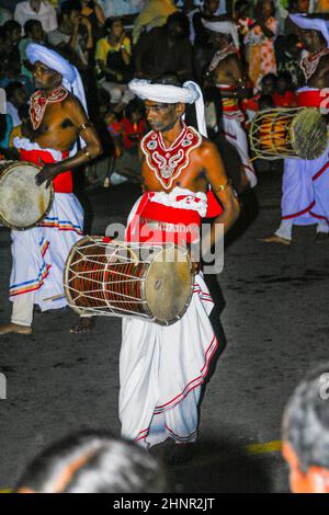 Musiker nehmen am Festival Pera Hera in Kandy Teil Stockfoto