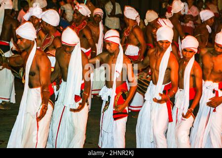 Junge Tänzer nehmen am Festival Pera Hera in Kandy Teil Stockfoto