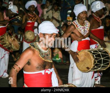 Schlagzeuger nimmt am Festival Pera Hera in Kandy Teil Stockfoto