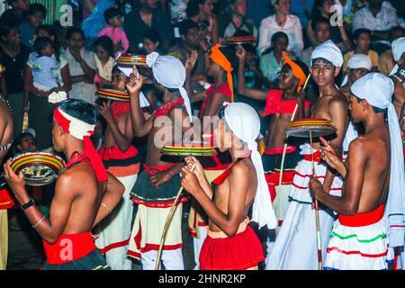 Jongleur nehmen am Festival Pera Hera in Kandy Teil Stockfoto