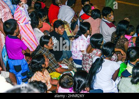 Die Menschen nehmen am Festival Pera Hera in Kandy Teil Stockfoto