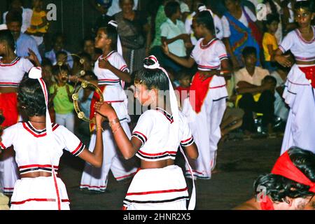 Musiker nehmen am Festival Pera Hera in Kandy Teil Stockfoto