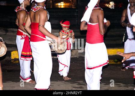 Musiker nehmen am Festival Pera Hera in Kandy Teil Stockfoto