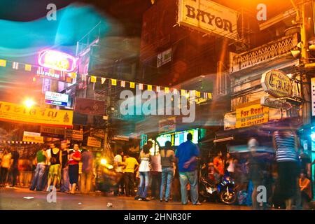 Reisende und Einheimische feiern in der Khao San Road Stockfoto