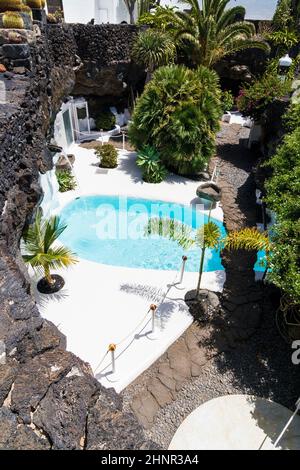 Swimmingpool in natürlichem vulkanischem Gestein Stockfoto