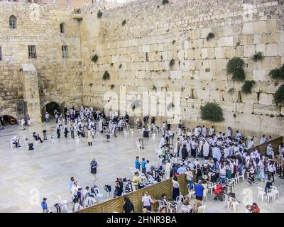 Jüdische Gläubige versammeln sich zu einem Ritual an der westlichen Mauer Stockfoto