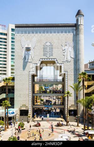 Die Menschen besuchen Hollywood und Highland Center Stockfoto