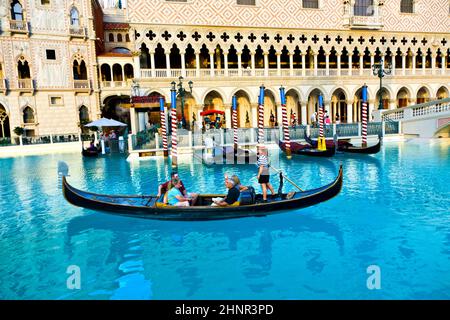 Venezianisches Thema mit Gondel auf dem Wasser und Caesars Casino Hotel Stockfoto