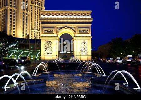 LAS VEGAS - JULI 17: Das Hotel Paris Vegas mit dem Arc de Triumph und Spielplatz auf dem Las Vegas Strip am späten Nachmittag in Neonlicht am 17. Juli 2008 in Las Vegas, USA. Stockfoto