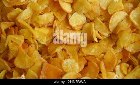 Nahaufnahme von Cassava-Kuchen und Chips auf dem Tisch Stockfoto