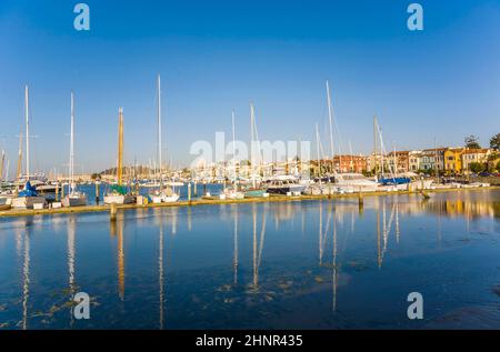 marina in San Francisco mit Booten bei schönem Wetter Stockfoto