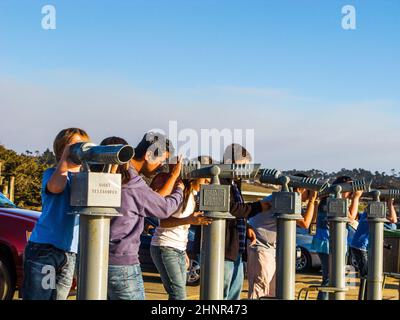 Touristen beobachten den berühmten Robbenfelsen in der Nähe von Point Lobos Stockfoto