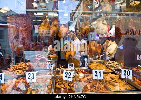 Ein chinesisches Restaurant bietet chinesische Gerichte wie Enten, Reis und Nudeln Stockfoto