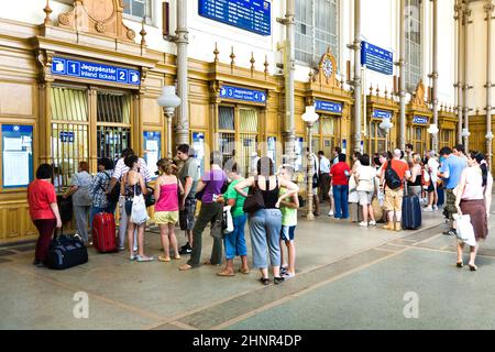 Die Leute kaufen am besten im berühmten Westbahnhof Stockfoto