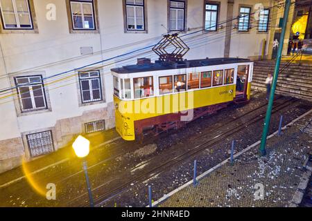 Lissabon bei Nacht fährt die berühmte Straßenbahn, die historische Straßenbahn Stockfoto