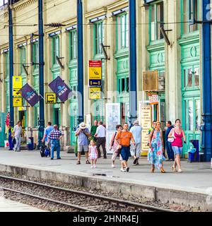 Am Bahnsteig des Westbahnhofs warten die Leute auf den Zug Stockfoto