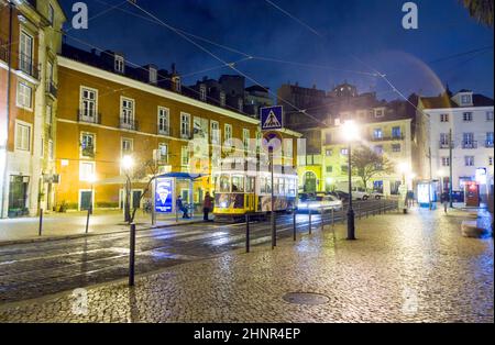 Lissabon bei Nacht, Straßen und alte Häuser des historischen Viertels in Lissabon Stockfoto