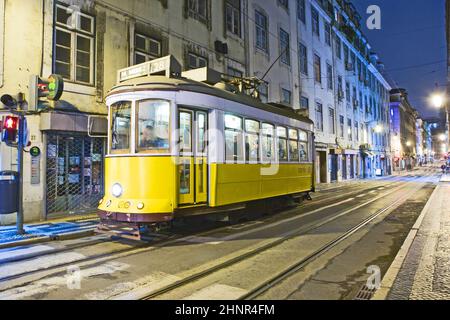 Lissabon bei Nacht fährt die berühmte Straßenbahn, die historische Straßenbahn Stockfoto
