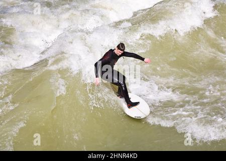 Surfer surft an der Isar in riesigen Wellen Stockfoto