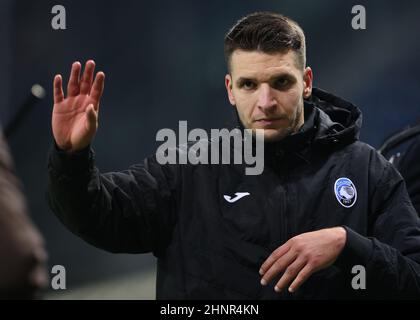 Bergamo, Italien, 17th. Februar 2022. Berat Djimsiti von Atalanta stellt sich nach dem letzten Pfiff des Spiels der UEFA Europa League im Gewiss-Stadion in Bergamo vor die Fans. Bildnachweis sollte lauten: Jonathan Moscrop / Sportimage Stockfoto